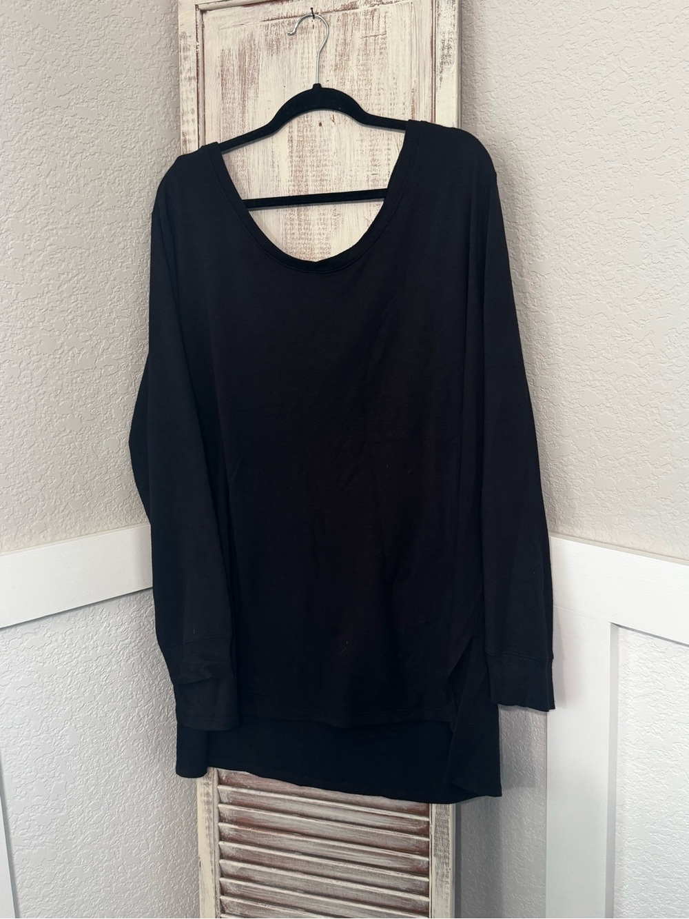 Terra & Sky Black Long Sleeve Scoop Neck Thin Crew Neck with Strappy Detail 3X